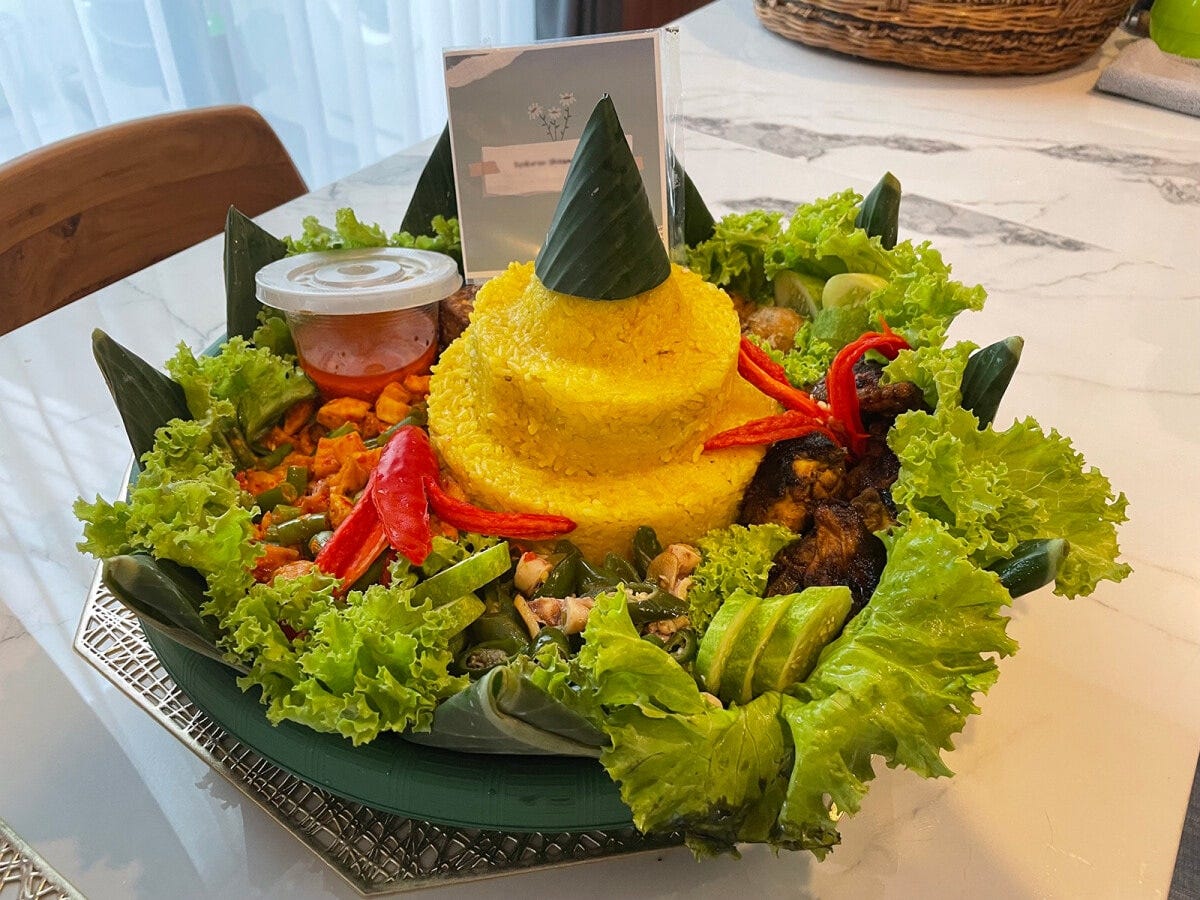 インドネシアでハレの日に食べるごちそう「ナシトゥンペン(Nasi