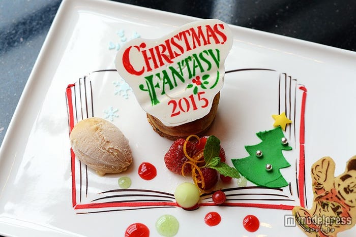 真っ白なお皿にカラフルなデコレーションがキュート