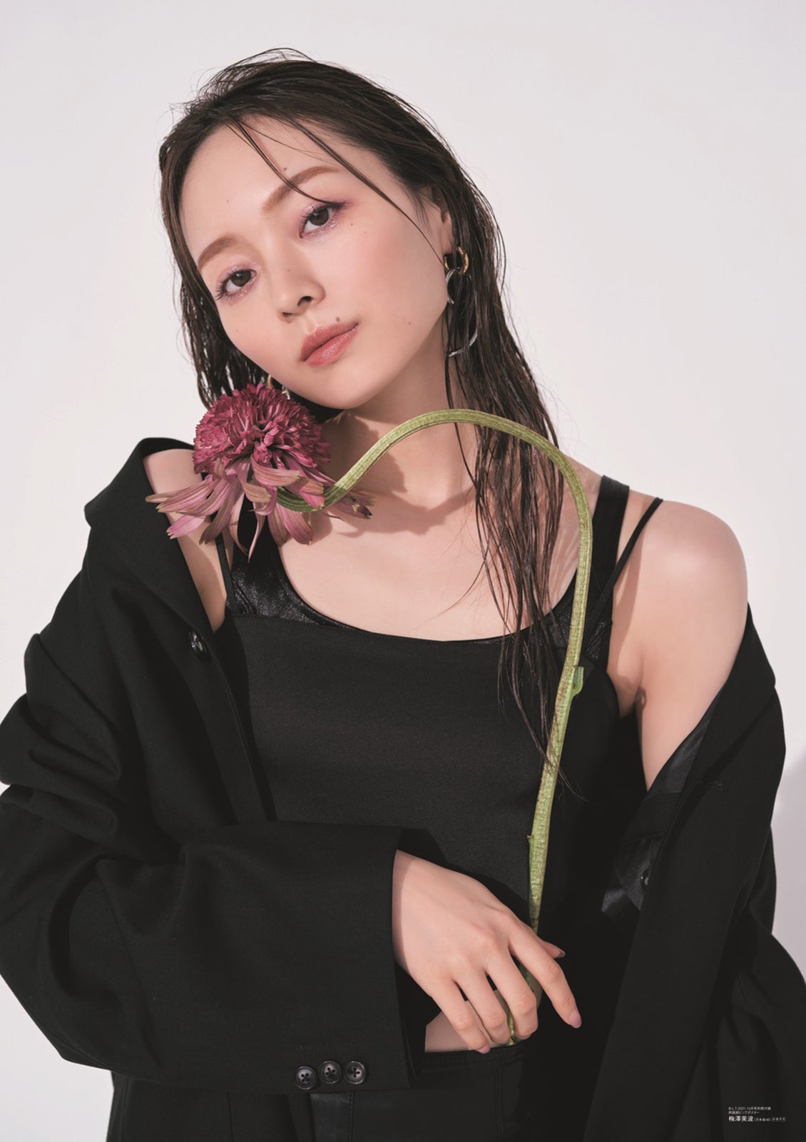 「B.L.T.2021年10月号」別冊付録両面超ビッグポスター（裏）／梅澤美波（乃木坂46）（提供写真）