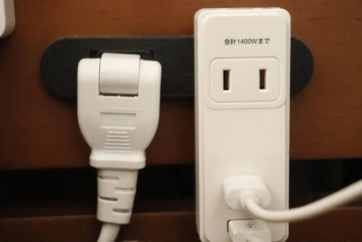 ダイソー　コンセントタップ（2個口、USB2ポート、2.4A）　使用例