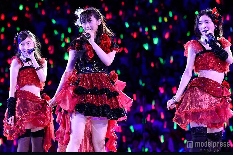 1期生3人でパフォーマンス（C）AKS