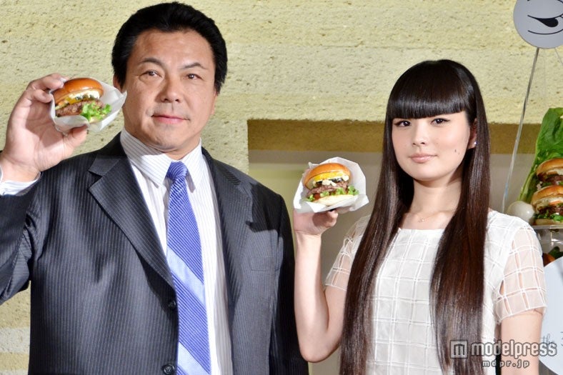 人気モデル、元千代の富士の父と親子初共演　段取り無視で食べまくり