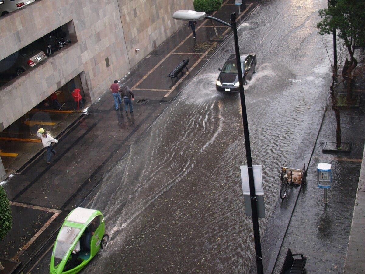 大雨が降って、まるで川になってしまったかのような道路