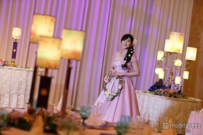 ディズニーホテル“アナ雪”と“ラプンツェル”のドレス初登場 プリンセス気分に浸れる結婚式に(C)Disney