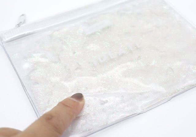 ダイソー　フラットポーチ（保冷剤入、ロゴ）　　使用例　保冷剤　固まらない
