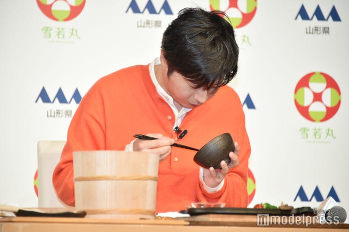 米粒ひとつ残さず食べる田中圭(C)モデルプレス