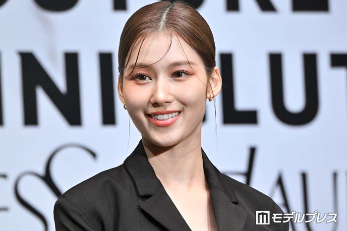 TWICEサナ、美脚＆胸元のぞく衣装姿にファン悶絶「スタイル最強」「セクシー」