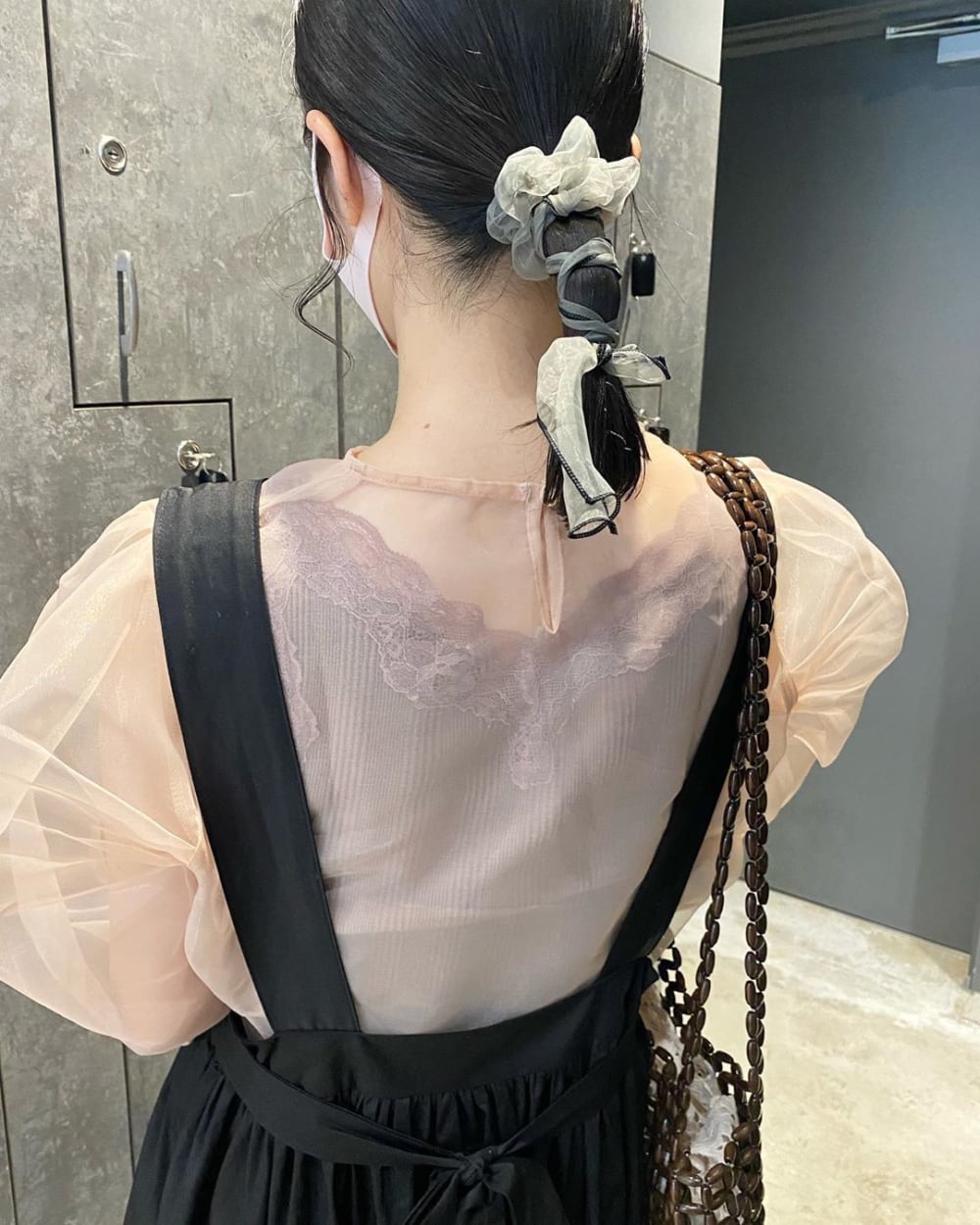 リボンとシュシュを使ったヘアアレンジ