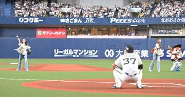 「本当にドキドキ」NiziUのMAYUKAとMIIHIが京セラD降臨 可憐な投球に球場大盛り上がり