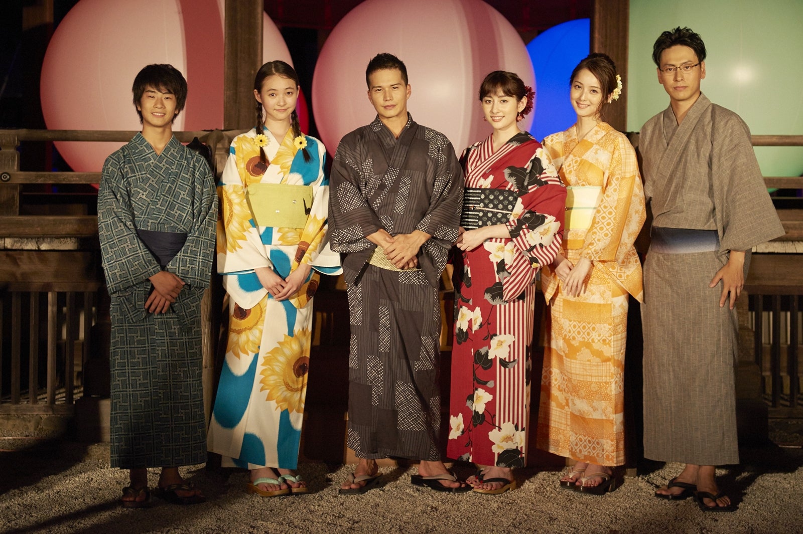 （左から）前田旺志郎、宮野陽名、市原隼人、早見あかり、佐々木希、山下健二郎