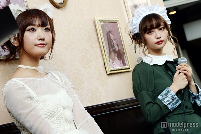 (左から)菅野結以、中村里砂