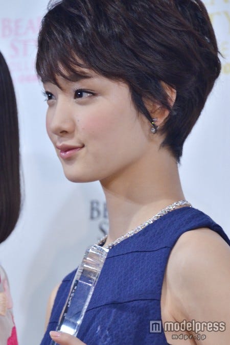 すごくキレイと評判の剛力彩芽の横顔。美しいネックラインを演出するドレスで登場した。