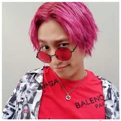 モデルプレス - EXIT兼近、センター分けの“ヘアチェン”報告「控えめに言って芸人辞めるレベルのイケメン」