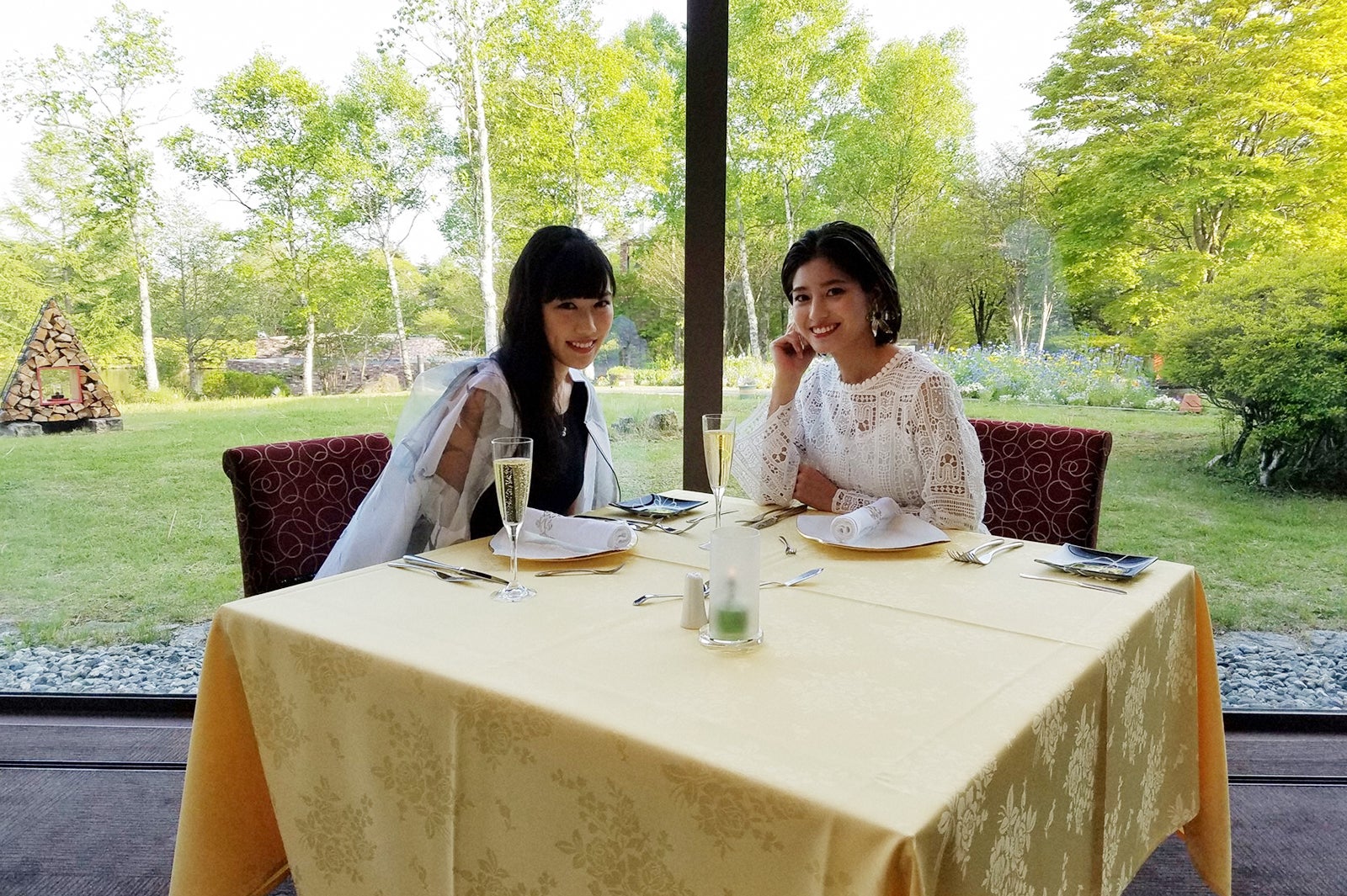 ディナー風景（左から）高城れに、寺本愛美（C）TBS