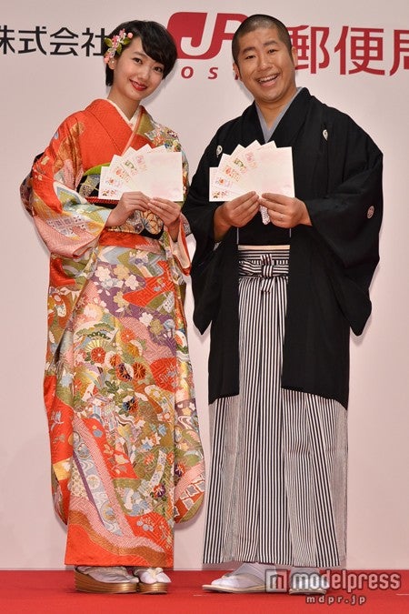 左から：波瑠、ハライチ・澤部佑