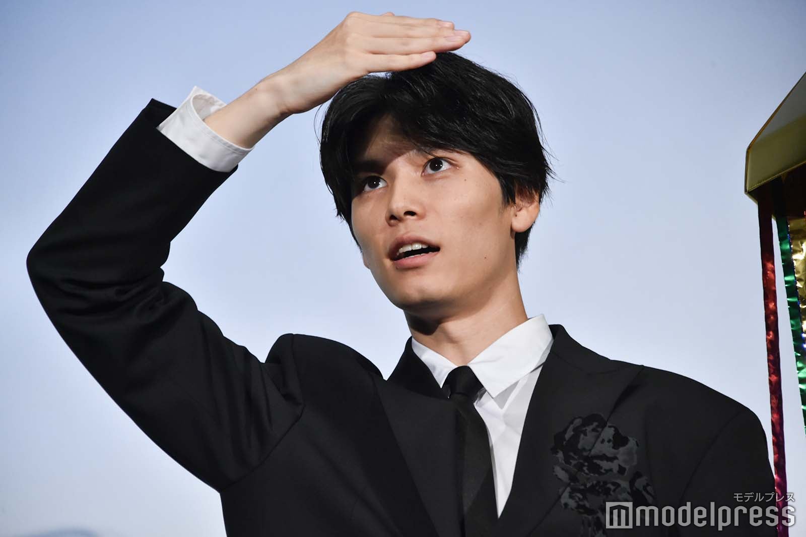 ムービーカメラを探す萩原利久（C）モデルプレス