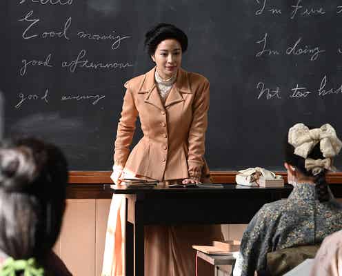 広瀬すずが真剣授業&田中圭の“伊藤博文”正装姿も「津田梅子 ~お札になった留学生~」場面写真公開