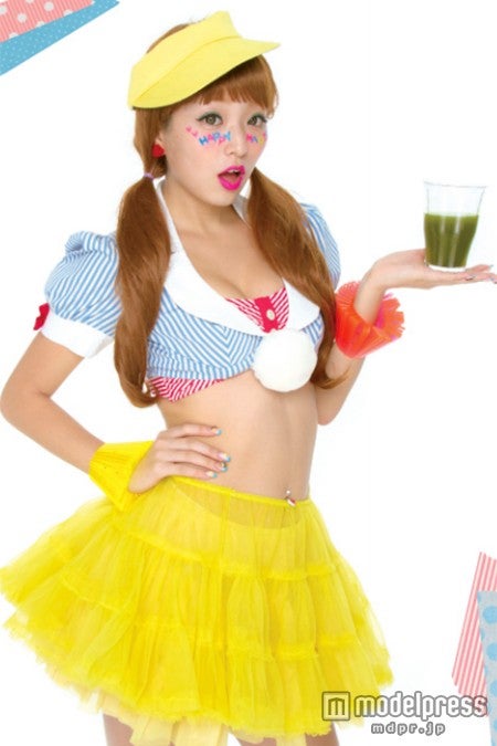 美の秘訣は16年続けている「青汁」／モデル：なつぅみ