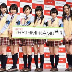 HKT48（左から：松岡菜摘、宮脇咲良、兒玉遥、指原莉乃、朝長美桜、森保まどか）