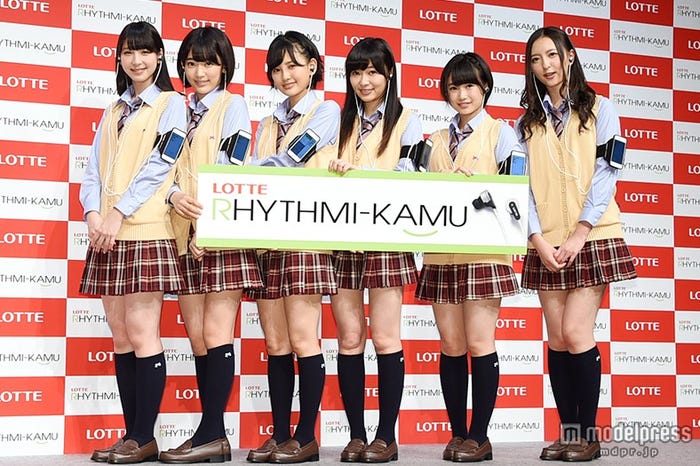 HKT48(左から:松岡菜摘、宮脇咲良、兒玉遥、指原莉乃、朝長美桜、森保まどか)