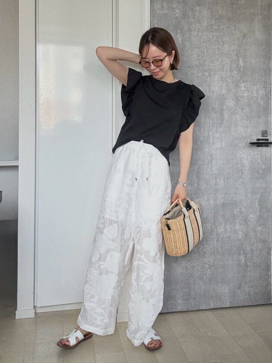 ユニクロ　サングラス/ボストンコンビ　黒トップス×白パンツコーデ　サングラスあり