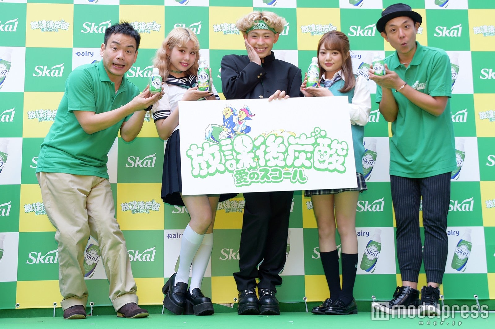 （左から）アンバランス山本栄治、ぺこ、りゅうちぇる、ちぃぽぽ、アンバランス黒川忠文（C）モデルプレス