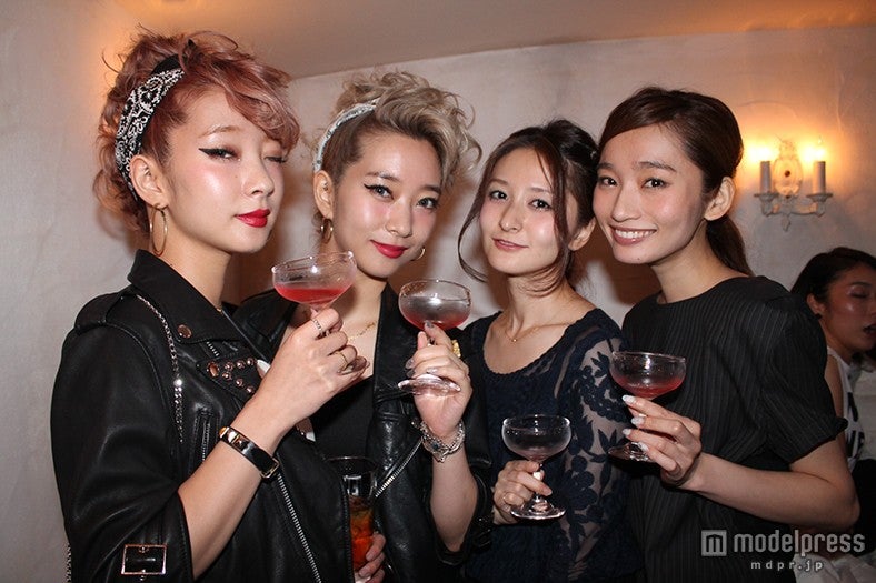 ドリンクを堪能するAMIAYAと来場者