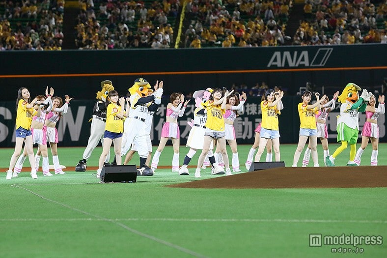 メンバーらと「ハロウィン・ナイト」披露（C）AKS