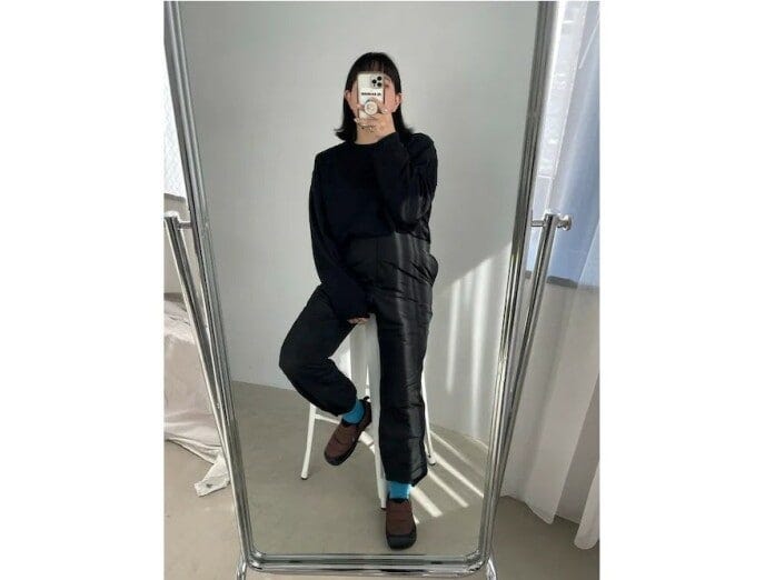 オールブラックにワークマンのアウトドアテイストなシューズをポイントに　出典：WEAR