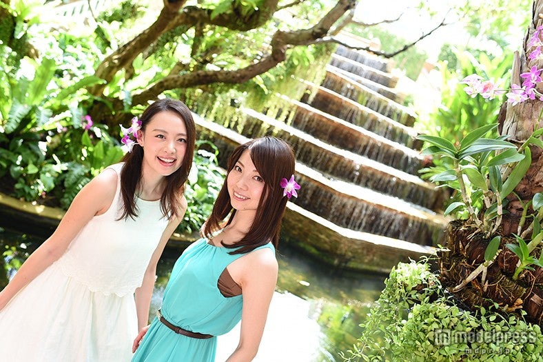 ラウンジの外には見事な庭園が広がる／モデル：富田千穂、三好利奈