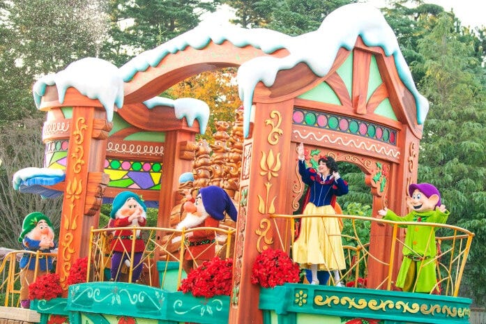 白雪姫と七人のこびとのアットホームなフロート