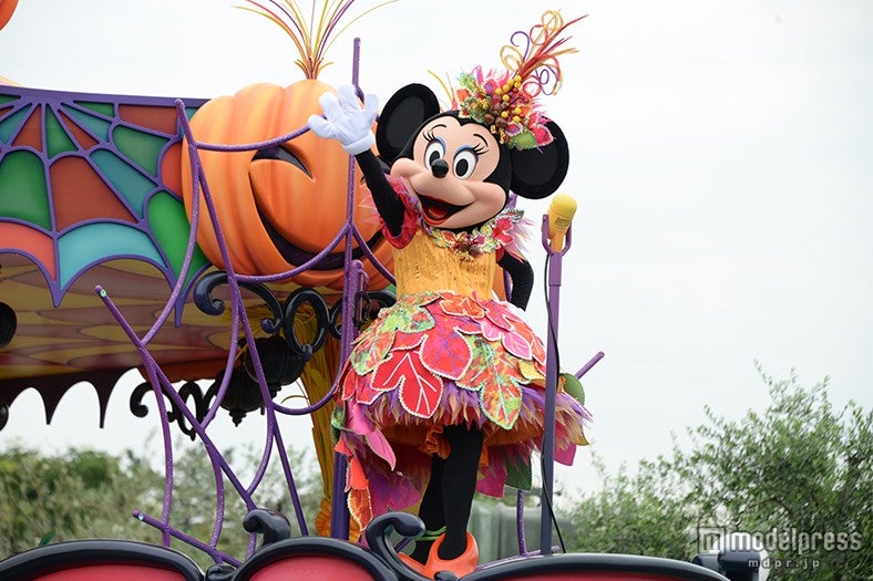 華やかなパレード「ハッピーハロウィーンハーベスト」／ミニー