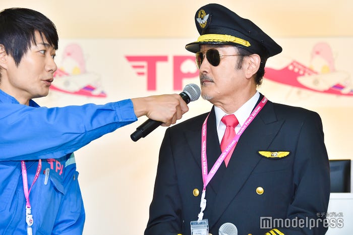 戸次重幸からマイクフォローを受ける吉田鋼太郎 (C)モデルプレス