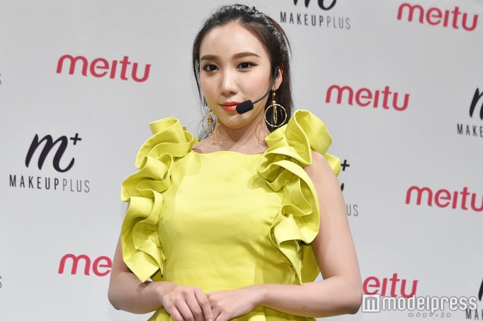 ざわちん、“マスクなし”胸元ざっくりドレス姿で美谷間披露「セクシー」「女神スタイル」