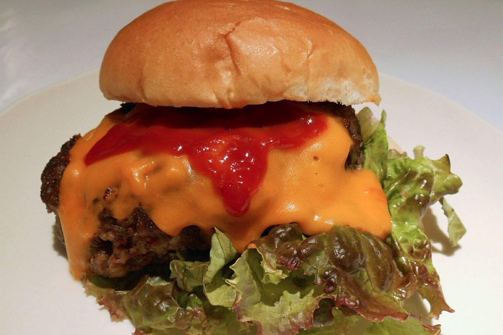 牛たんチーズバーガー864円／画像提供：小田急百貨店