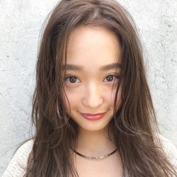 おしゃれ女子に学ぶ!雰囲気が変わるセンターパートで視線を集めて♡