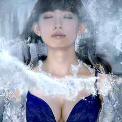 ランジェリー姿で“氷の女王”を演じた小嶋陽菜／ショートムービー「私は冷たい女。～この夏冷たい魔法がかかる～」より