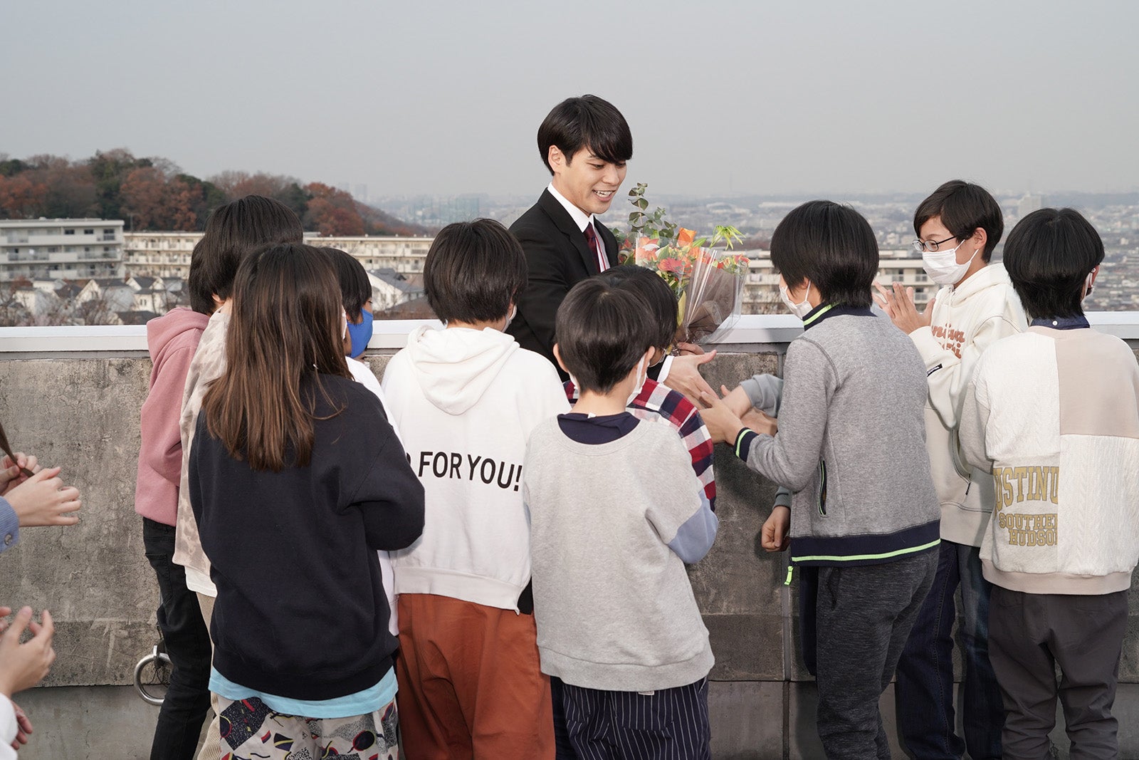 柳楽優弥クランクアップに生徒たちがサプライズ登場（C）日本テレビ