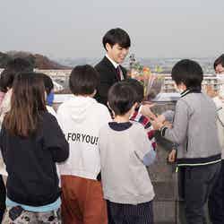 柳楽優弥クランクアップに生徒たちがサプライズ登場（C）日本テレビ