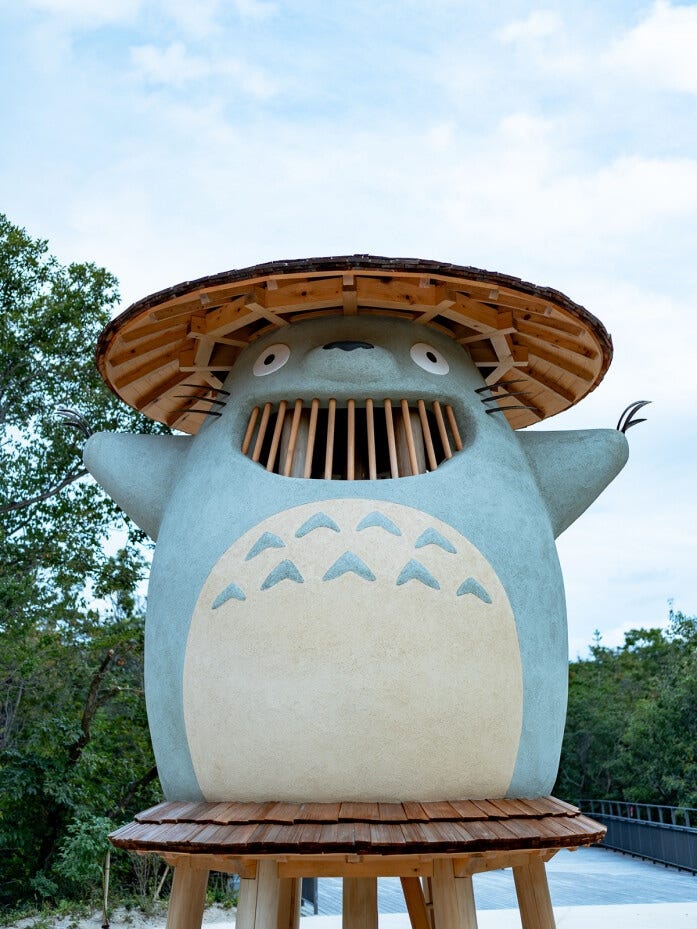 「どんどこ森」の頂上にあるのが、大きなトトロの「どんどこ堂」。実は中にも入れますが、入れるのは小学生以下の子どもだけです