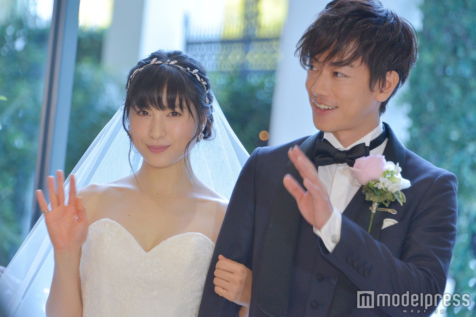 佐藤健＆土屋太鳳、ウェディング姿で“結婚式”「前代未聞だよ、こんな