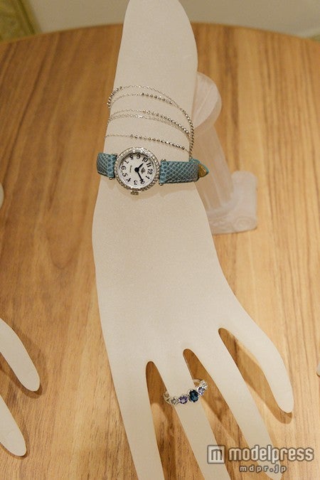 【OFF】ターコイズブルーでシンプルコーデを華やかに