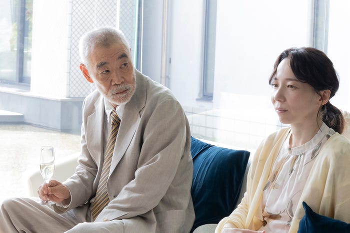 柄本明、平岩紙「新宿野戦病院」第6話より(C)フジテレビ