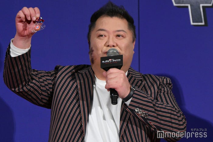 “アントマンサイズ”のクッキーを見せる小杉竜一(C)モデルプレス