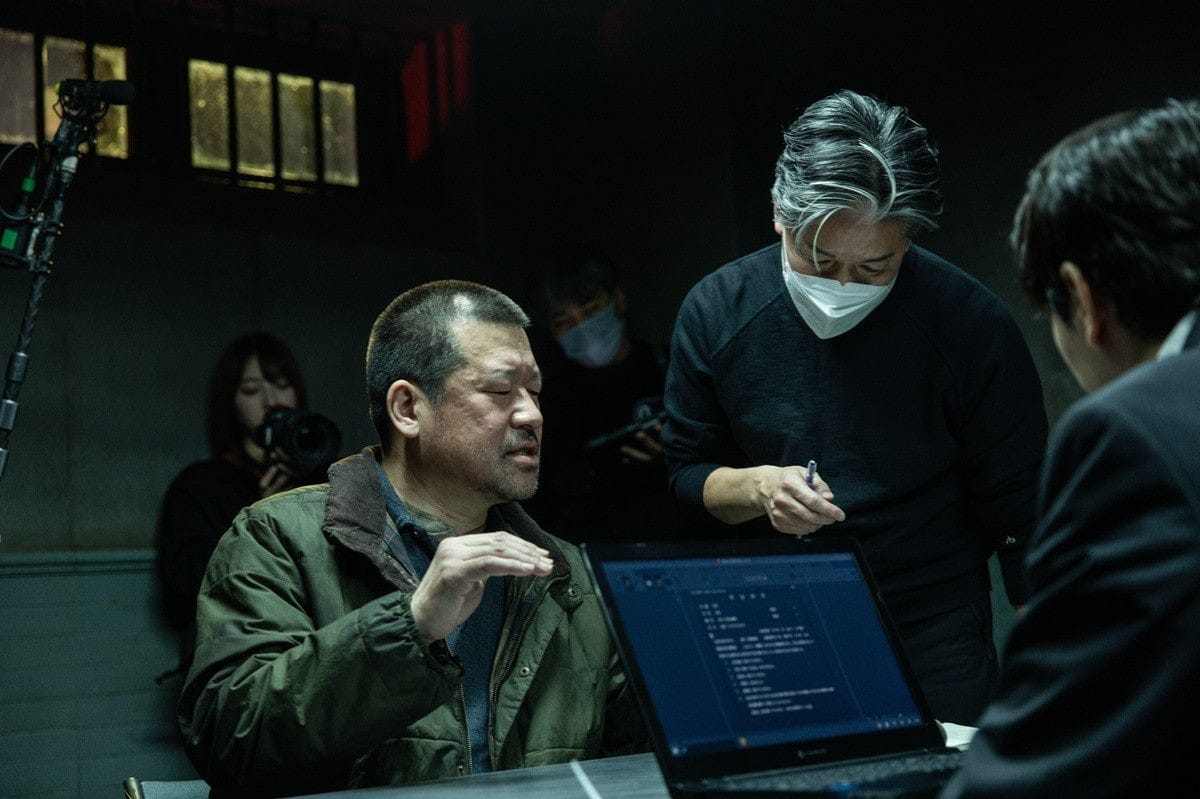 メイキング:取調室でスズキタゴサクを演じる佐藤さん (c)呉勝浩/講談社