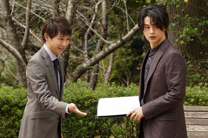 須賀健太、瀬戸康史 「霊媒探偵・城塚翡翠」第3話より(C)日本テレビ