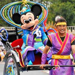 彦星に扮したミッキーが人力車で練り歩く／※写真は2012年のもの　（C）Disney