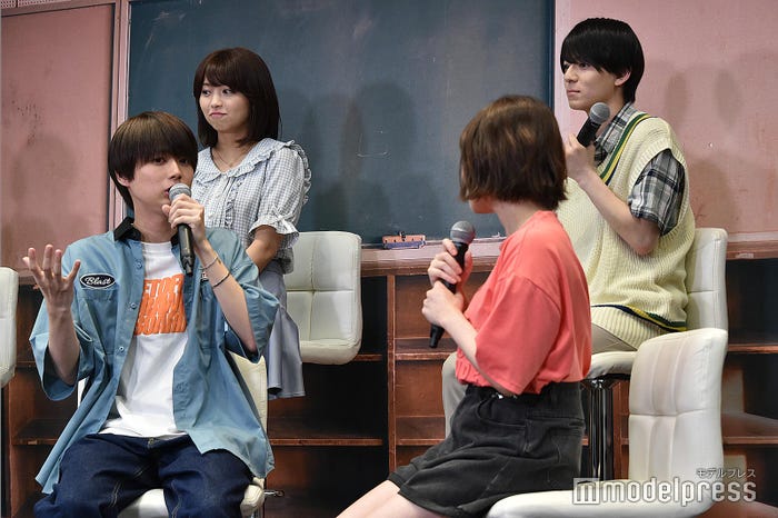 (左上から時計回りに)大原優乃、休憩時間に“文字数”を稼いでいた西村拓哉、大原櫻子、座長の井上瑞稀(C)モデルプレス(C)「なれの果ての僕ら」製作委員会(C)内海八重/講談社
