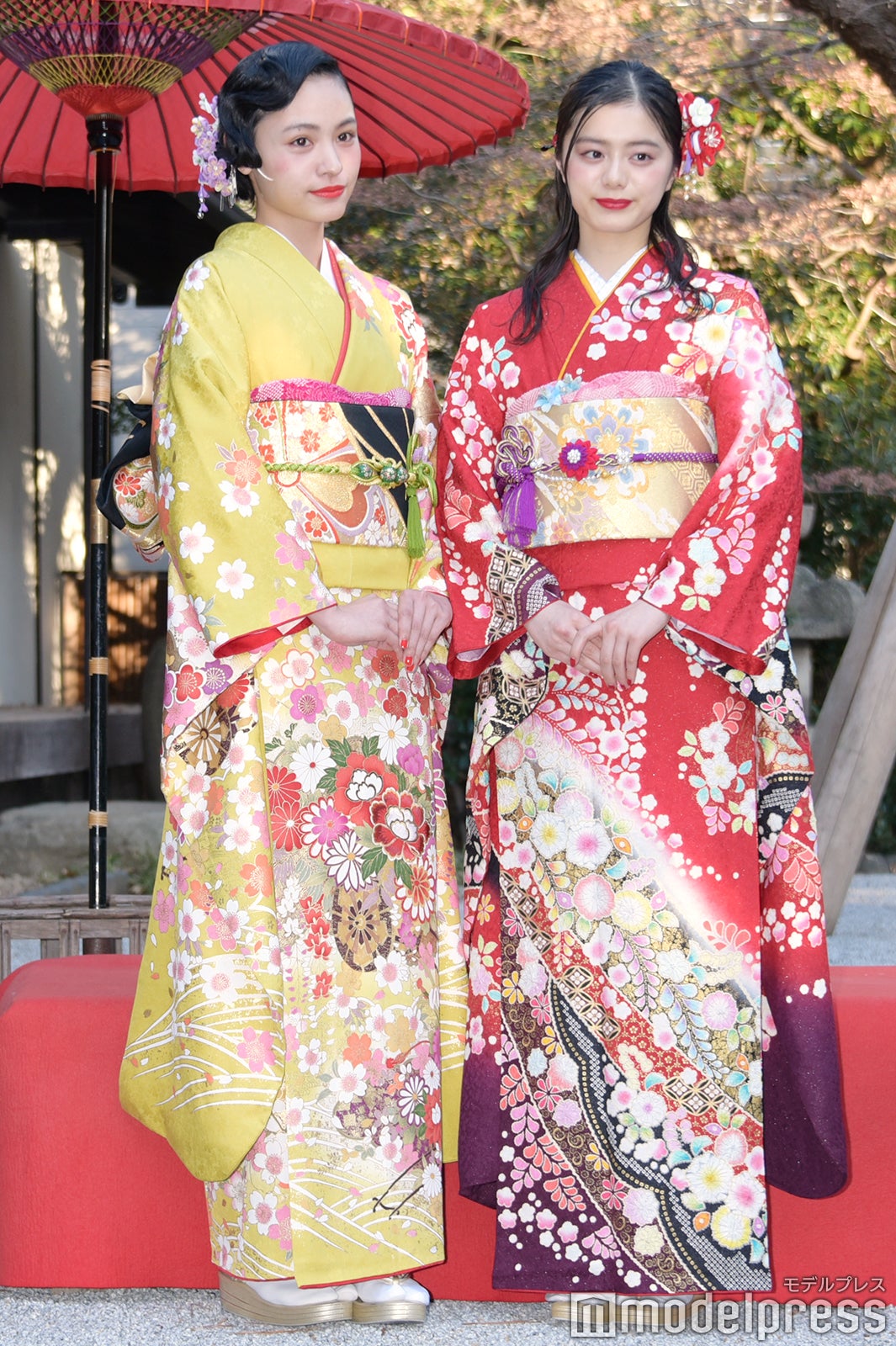 （左から）大谷凜香、紺野彩夏（C）モデルプレス