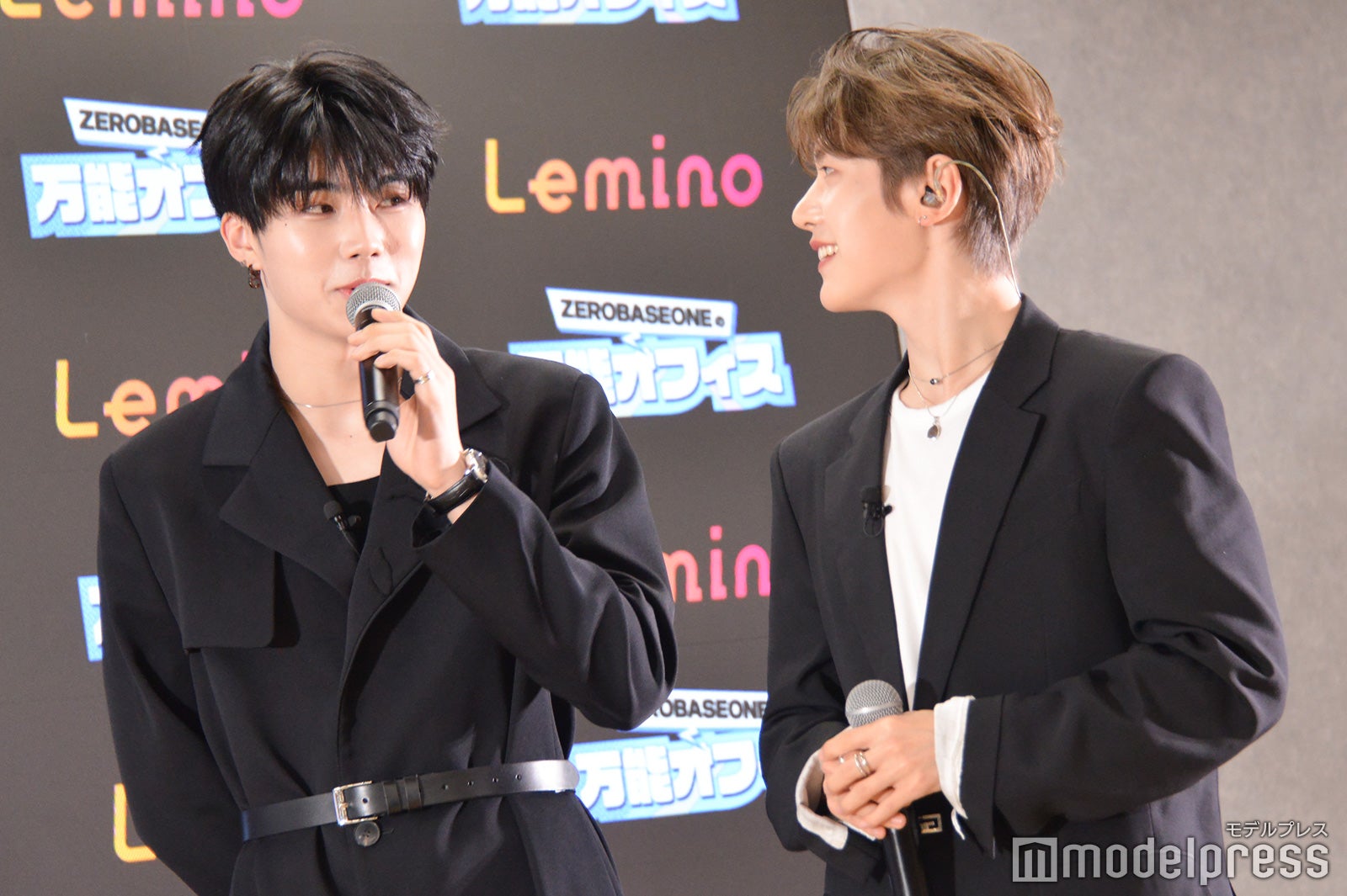 目を合わせて話すパク・ゴヌク、ソク・マシュー（C）モデルプレス